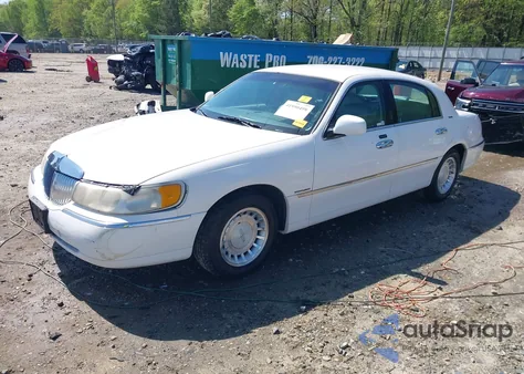 2000 Lincoln Town Car Executive z USA, uszkodzony, nr VIN 1LNHM81W4YY836914